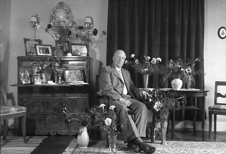 Enligt fotografens journal nr 8 1951-1957: "Andersson, Herr Arvid Kyrkenorum Stenungsund 50 årsdag".