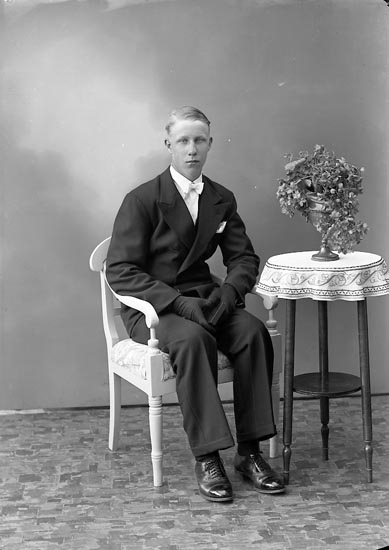 Enligt fotografens journal nr 6 1930-1943: "Olsson, Arne Måröd Stenungsund".