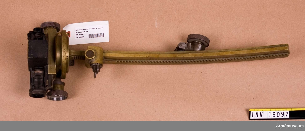 Riktinstrument m/1902 till 7,5 cm kanon m/1902.Tillv.nr 2. Märkt: 7 cm k m/02 Ex.rkt. instr. N:r 2.
Riktinstrumentet består en ytterstång, innerstång med  glidstycke och huvud med kikare. Kikaren är en enkelkikare av Zeiss konstruktion, Nr 1697 (genomskuret).