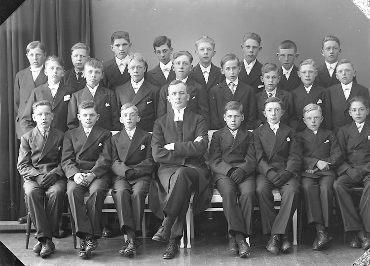 Enligt fotografens journal nr 6 1930-1943: "Gellerstam, Pastor Nils, Konfirmander Här".