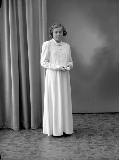 Enligt fotografens journal nr 7 1944-1950: "Ruth, Rose-Marie, Strandnorum".