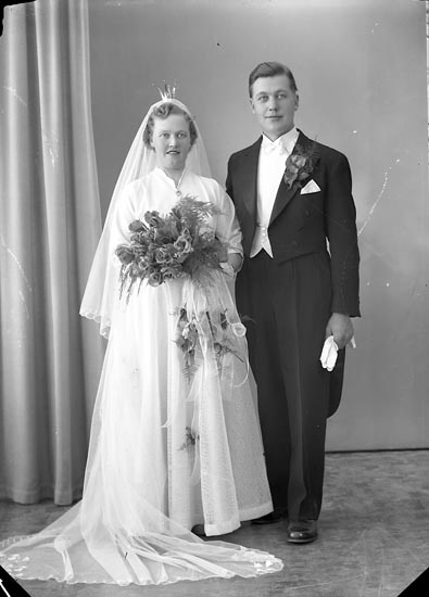 Enligt fotografens journal nr 8 1951-1957: "Herr Alvar Johansson, Landala Långg. 33. Gbg".
Enligt fotografens notering: "Bruden. Fr. Asta Eliasson, Krokslycke Spekeröd".
