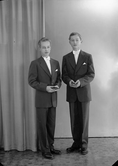 Enligt fotografens journal nr 8 1951-1957: "Ekvall, Bengt o Göran Svanesund".