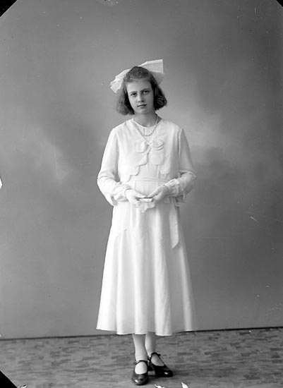 Enligt fotografens journal nr 6 1930-1943: "Larsson, Märta Stenung Här".