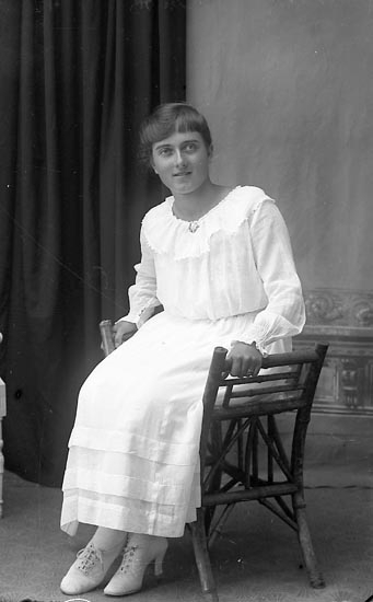 Enligt fotografens journal Lyckorna 1909-1918: "Fröken Norström, Ljungskile".