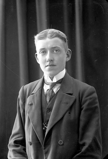 Enligt fotografens journal nr 2 1909-1915: "Karlsson, Olof (Handl. Larsson)".