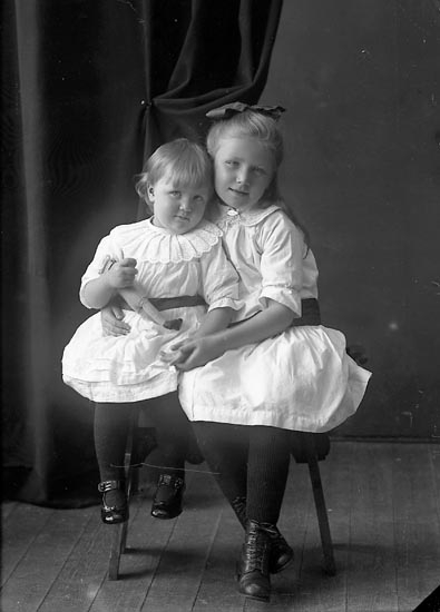 Enligt fotografens journal nr 4 1918-1922: "Andreasson, Judit o Astrid Järnklätt".