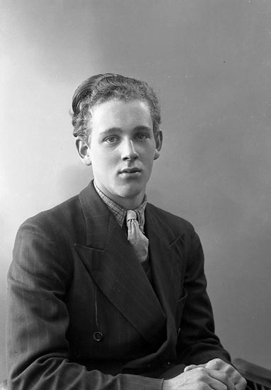 Enligt fotografens journal nr 6 1930-1943: "Karlsson, Bror Tage Ödsmål".