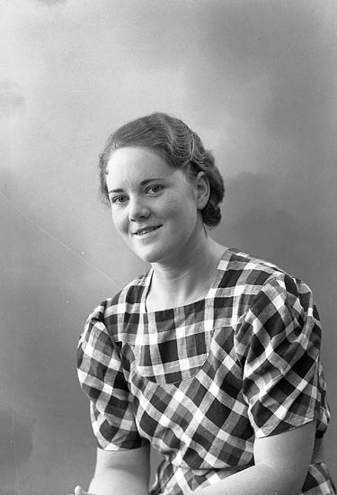 Enligt fotografens journal nr 6 1930-1943: "Andersson, Fr. Aina Ödsmål".