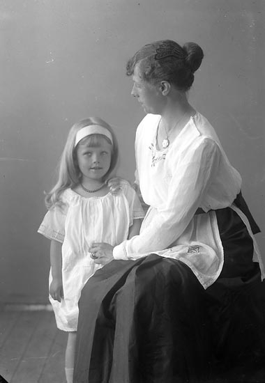 Enligt fotografens journal nr 4 1918-1922: "Bergqvist, Fru Helga Alby".