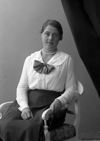 Enligt fotografens journal nr 4 1918-1922: "Abrahamsson, Karin Widdesgärde, Svenshögen".