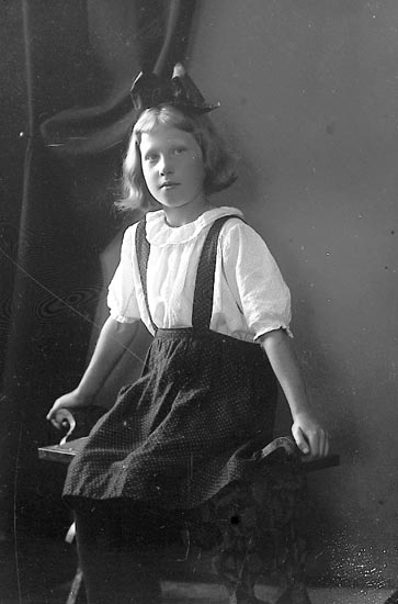 Enligt fotografens journal nr 4 1918-1922: "Abrahamsson, Lilly Apleröd, Ödsmål".