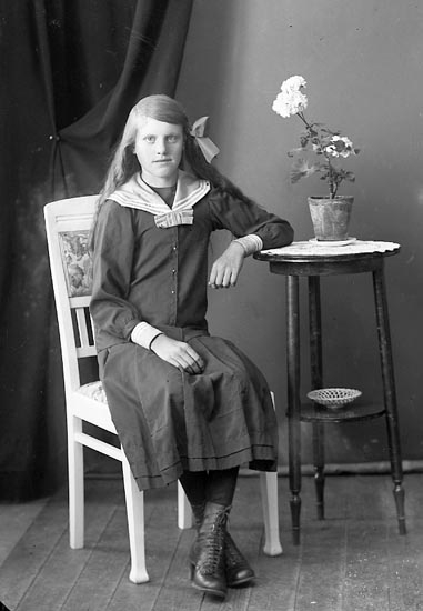 Enligt fotografens journal nr 4 1918-1922: "Johansson, Hilma Kil Hjälteby".