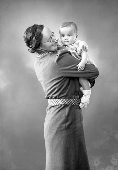Enligt fotografens journal nr 6 1930-1943: "Rhedin, Fru Brita Här".