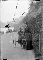 To damer i Varbergveien i Egersund