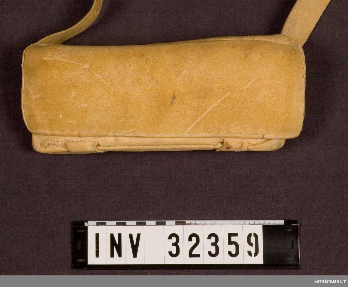 Grupp C I.
Patronväska av gult, sämskat läder med en bleckplåtsinsats med rum för 12 patroner med 18 mm kaliber.