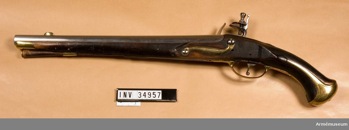 Pistol med flintlås.
Har använts av ryttare Nr 1 i Majorens kompani vid Livregementets kyrassiärkår.