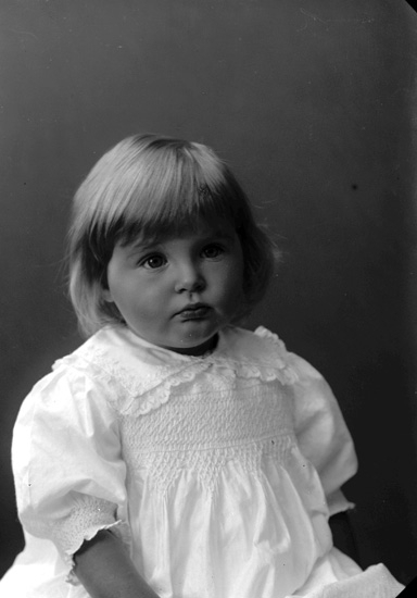 Enligt fotografens journal nr 2 1909-1915: "Kock, Anne-Marie Ön". 

