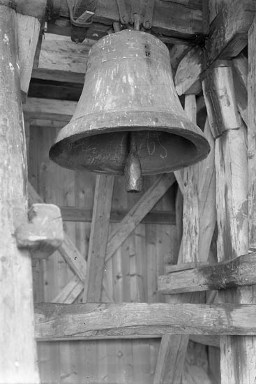 Enligt fotografens journal nr 5 1923-1929: "Kyrkklockorna i Norums kyrka (fr. 13-1400 talet)".