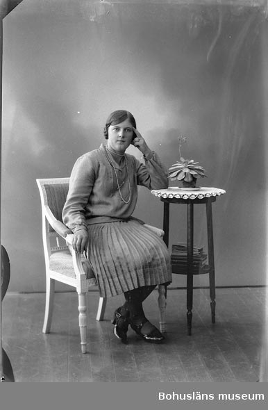 Enligt fotografens journal nr 6 1930-1943: "Johansson, Karin, Tångeröd, Höviksnäs".