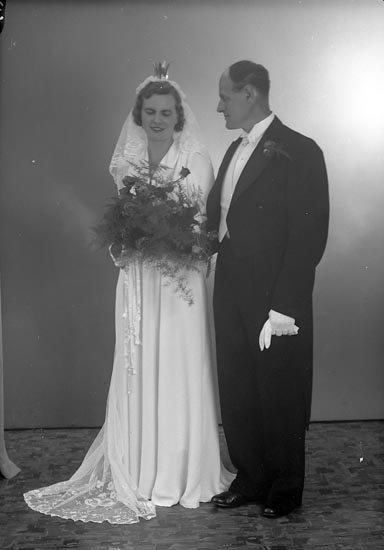 Enligt fotografens journal nr 7 1944-1950: "Melander, Brudparet O. Här".