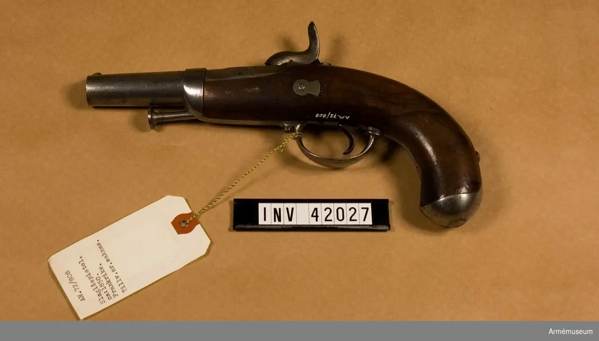 Grupp E III.

Räfflad slaglåspistol från 1800-talets mitt, förändrad. Saknar tillverkningsnummer. Otydliga kontrollstämplar.
