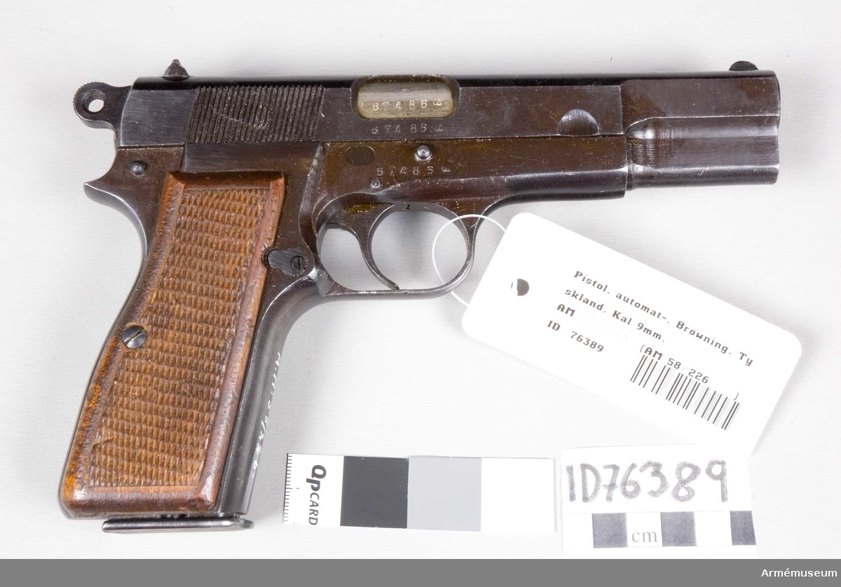 Grupp E III.

Belgisk Browning tillverkad för Tyskland. På pipmanteln förekommer texten Browing patent Depose samt två tyska stämplar. Pistolen är blånad samt har i trä skurna kolvskenor.