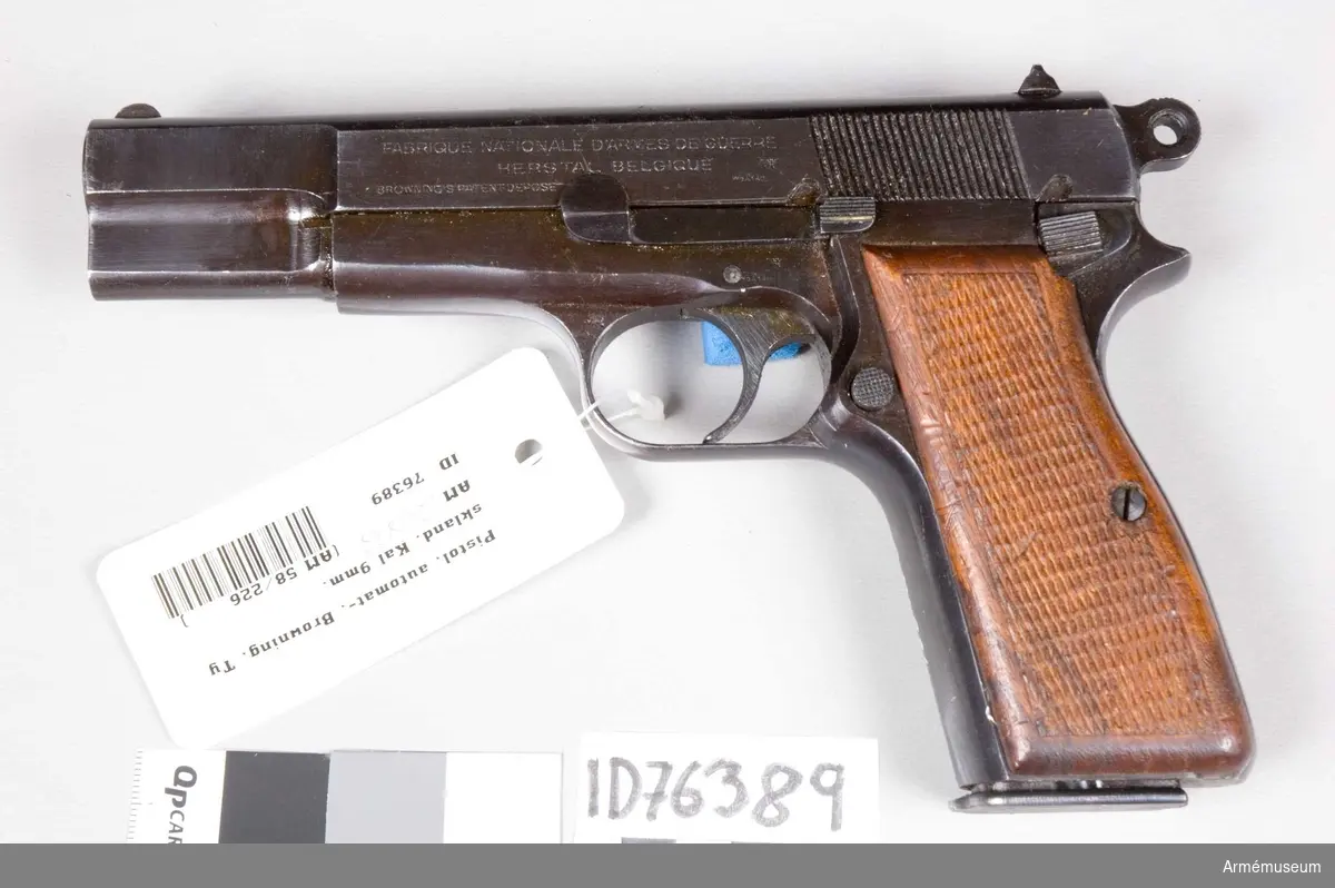 Grupp E III.

Belgisk Browning tillverkad för Tyskland. På pipmanteln förekommer texten Browing patent Depose samt två tyska stämplar. Pistolen är blånad samt har i trä skurna kolvskenor.
