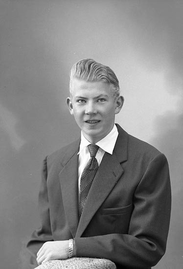 Enligt fotografens journal nr 8 1951-1957: "Olsson, Herr Lennart Svanesund".