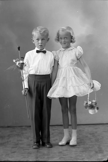 Enligt fotografens journal nr 8 1951-1957: "Fjellman, Lars-Olof, Birgitta N. Gubberog. 11 Gbg".