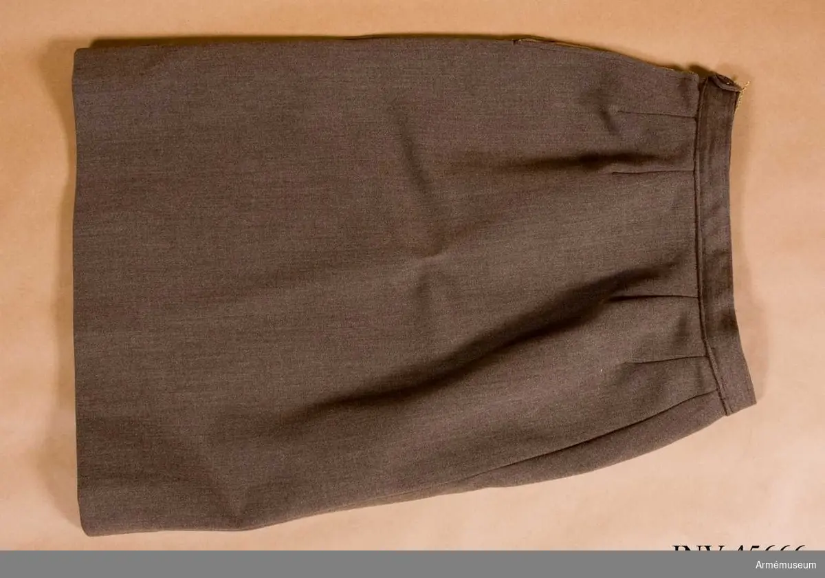 Grupp C I.
Ur tjänstedräkt m/1942 för kvinnliga bilkåren. 
Består av jacka,  kjol, fältbyxor, fältmössa, barett, två blusar, två slipsar, manschettknappar, handskar.
Uniformen är av den typ som användes i landsorten. 
Stockholms bilkårister hade en mera blågrå uniform med längre jacka och påsydda fickor.