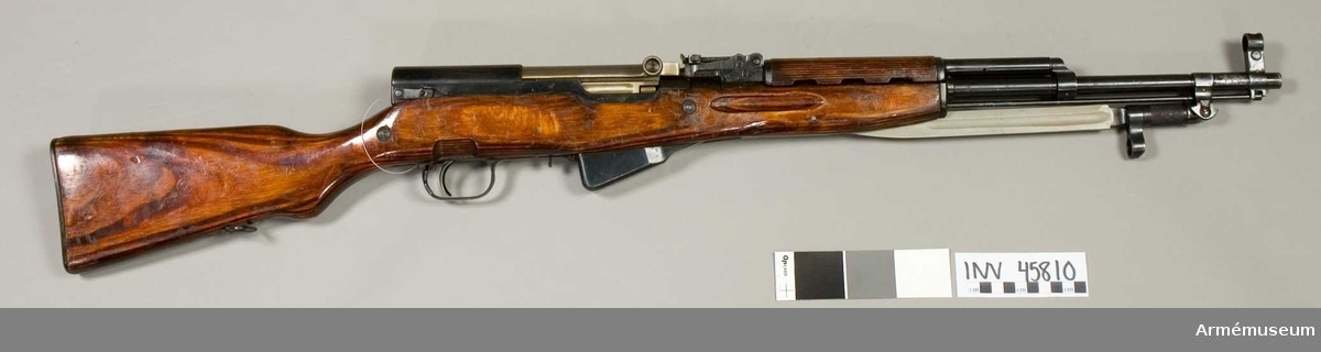 Grupp E IV.
Halvautomatiskt gevär m/1943 (m/1946?), system Simonov, Ryssland, med fast bajonett. Tillverkningsnummer CA 3679 N.