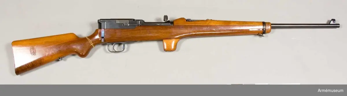 Grupp E IV.
Märkt: Waffenfabrik Mauser, Oberndorff N. Mausers Patent 1916.
Bakre rembygeln saknas, febr 1955.
Tillverkningsnummer 392.