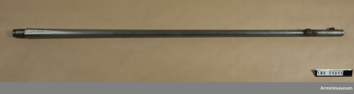 Grupp E VIII. 
Nr 5 (av 14) i tillverkningsordningen. 
Gevärsdel till 1867 års gevär m/1867, en av c:a 400 delar.  