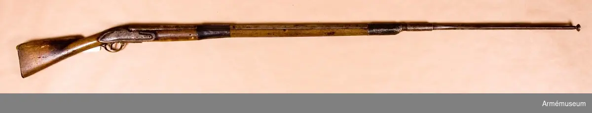 Grupp D III.
Bajonetten kommer ursprungligen från gevär m/1794, inköpt från  England. Bajonettfäktningsgeväret ändrat från gevär med flintlås, till  bajonettfäktningsgevär med fjädrande bajonett av major Fredrik Wahlfeldts konstruktion. Bajonettfäktningsgeväret försett med framställningslapp: "Dat. d. 16/6 1867 och fastställt C.O. Carlson. Fält. Tygmästare."

Rund pipa med enkel och dubbel tvärlinje vid pilbasen. På kammaren otydliga stämplar, krona, IM samt Birminghams kontroll, serienr 589. Bakåt breddat, baktill tvärt avskuret svansskruvblad. Fästning: popan fäst med två omvikta svärtade stålband, längd 110 mm.

Nedfilat lås, ursprungligen med fasade kanter, även fängpannan nedfilad. Igensatta hål för hanaxel, batteriaxel och hanfjäder, nedre hålet för batterifjädern öppet. Fästning: en låsskruv, främre skruven saknas. Bred avtryckare.

Helstock av valnöt(?) med kolvkappa, sidbleck och varbygel av mässing, på sidblecket nr 541. På kolvens undersida framför varbygeln inskuret nr 38, N:10, 79 KA samt mellan 79 och KA en äppelliknande figur.

På pipan framtill fäst stålcylinder med på vänster sida en. urspr. två fästskruvar och däri stucket bajonett med stukatklinga, bredd baktill 17 mm, ena sidan plan. På bajonetten framtill fäst en rundad, skivformig knapp med markerad kant. Bajonettens utskjutande del är 500 mm. Bajonetten är trekantig  och utan skyddsputa. En skruv saknas på bajonettfästet.

Tillbehör: laddstock av stål.