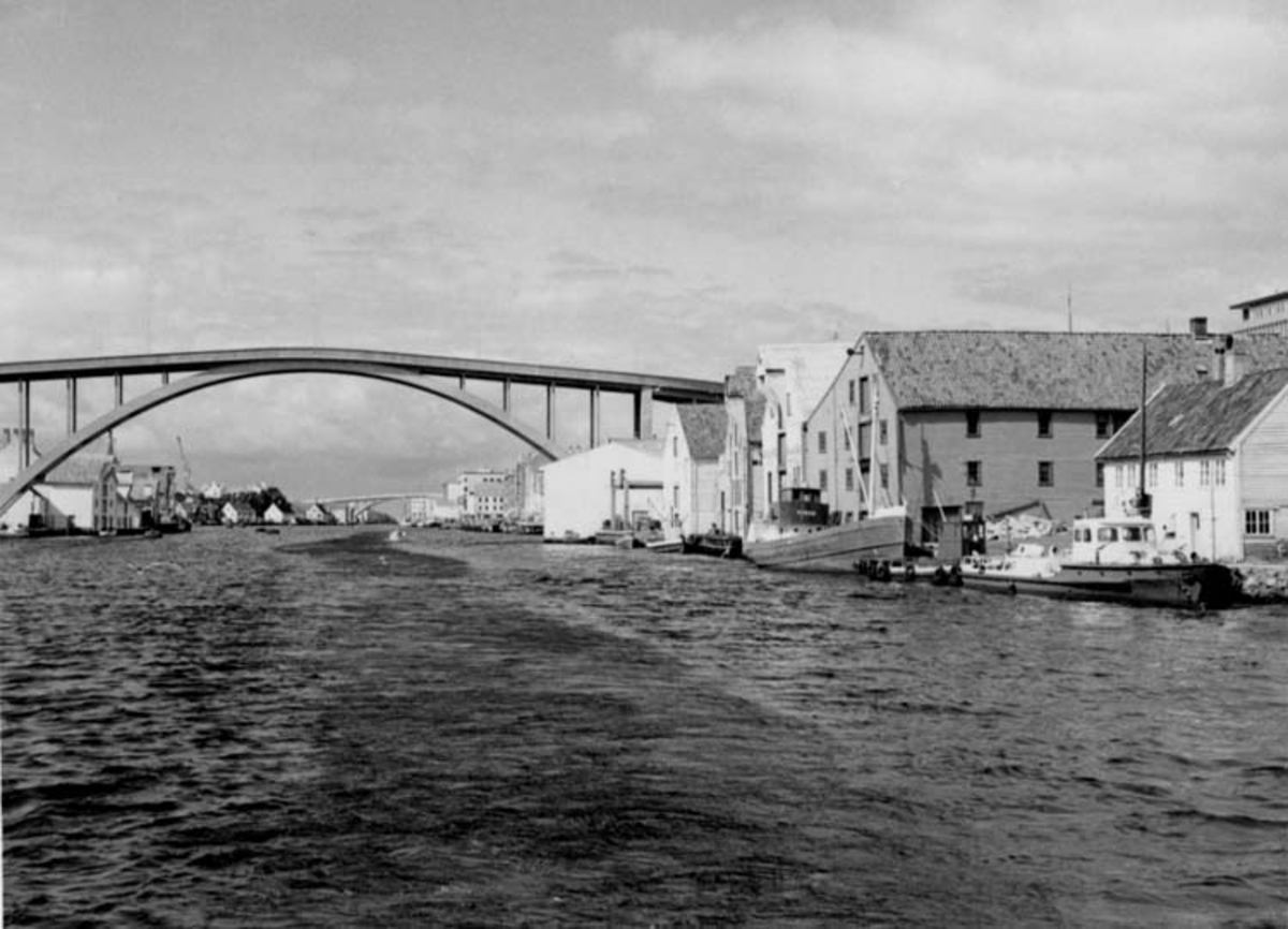 Skrivet på baksidan: Haugesund set mod nord mod broerne 19/8 1967
Fotograf: Henning Henningsen
Fotot taget: 1967-08-19