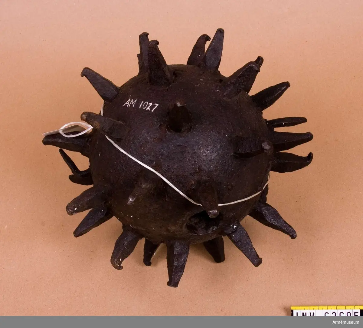 Grupp F II.
20-pundig bomb av järn försedd med spetsar.