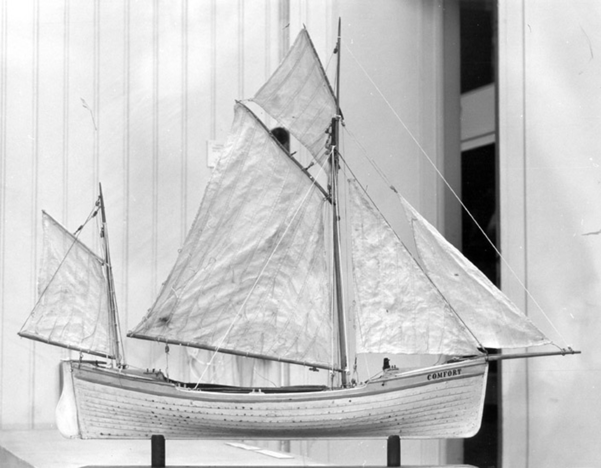Skrivet på baksidan: Nordlandsmuseet, Bodö "Finnefjording", samtidig modell 
Fotograferat av: A.E. Christensen . Tromsö museum . Norge