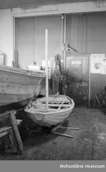 Motivbeskrivning: "Rönnängs varv, segeleka byggd av Tommas Löfberg, Rönnäng varv."
Datum: 19801008