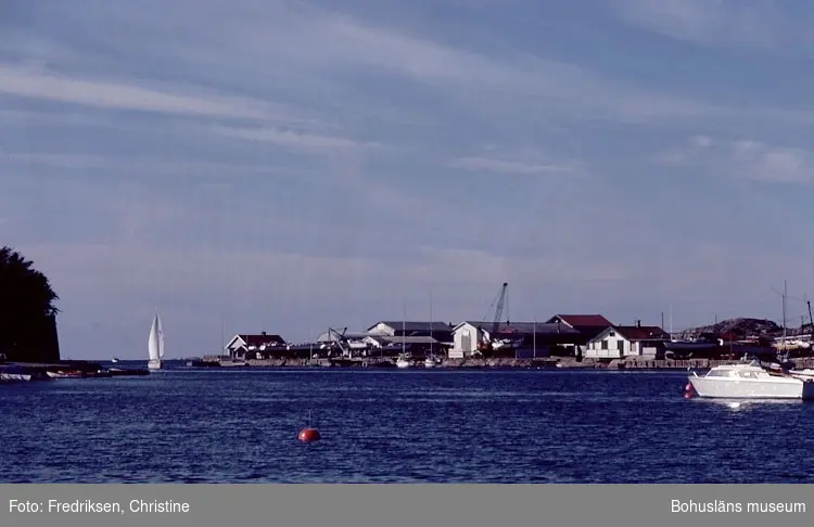 Motivbeskrivning: "Marstrand. På bilden syns Maleperts Båtvarv, Koön." 
Datum: 1980-10-03.
