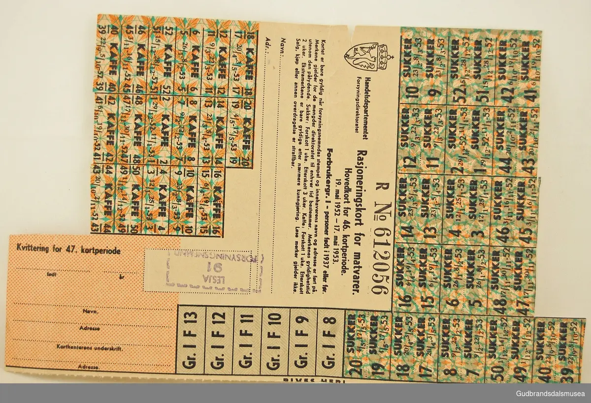 Tre rasjoneringskort av tynn kartong, hovedkort for 46. kortperiode gjeldende matvarer, fra Lesja forsyningsnemd. Kortene er likt klippet, og har nummer 612054, 612055 og 612056.