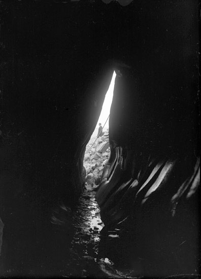 April 1924. "Trollhålet" bergsgrotta i Lysekil.