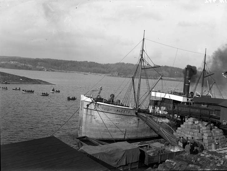 Enligt tidigare noteringar: "Träångfartyget Alekto vid Badö, Uddevalla. Flera robåtar med många människor."