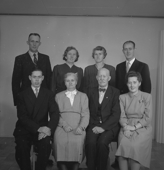Text till bilden: "Fam. C.A. Skoglund, Brodalen. Ateljefoto. 1947.10.25".