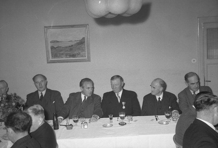 Text till bilden: "Bohusläns Allm. Sjukförsäkringskassan. 80 år. 1949.11.26"












i