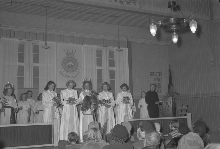 Text till bilden: "Frälsningsarmen. Lucia. 1951.12.15"












i