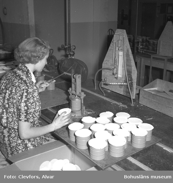Text till bilden: "Gullmars Prec. Gasmaskavdelningen. Interiör och maskiner. 1953.04.20"










i