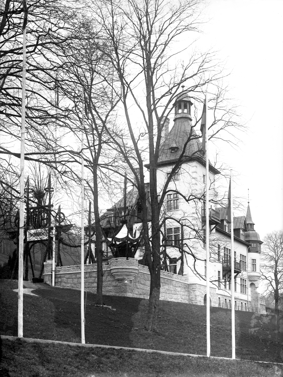 Ett 25-års jubileum, 1873-1898, firas vid Slottsvillan i Huskvarna. Huset vid Hakarpsvägen uppfördes 1896 i engelsk stil åt Husqvarna Vapenfabriks direktör Wilhelm Tham.