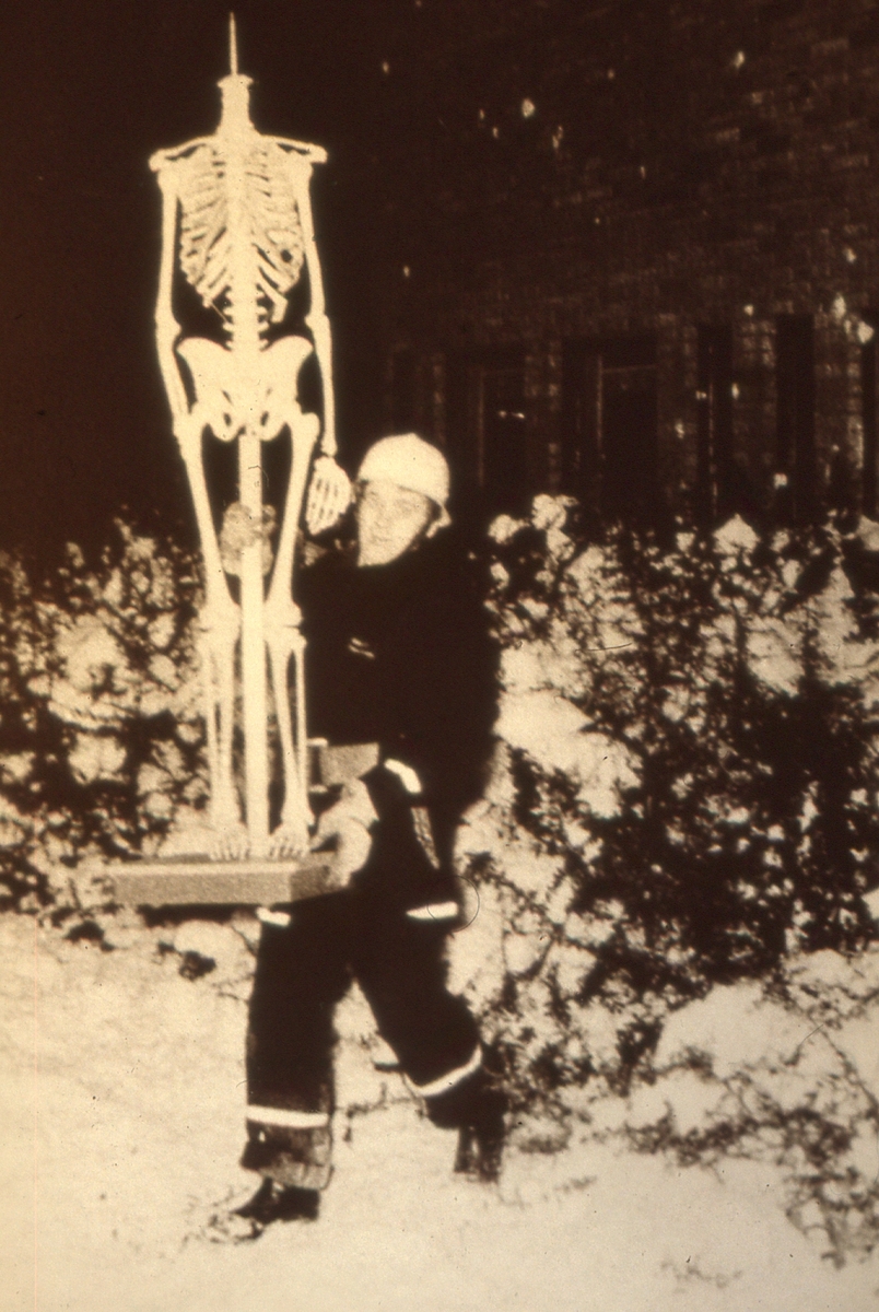Vallåsskolan. Restvärdesarbete, Hans Hellring bär ut skelett.