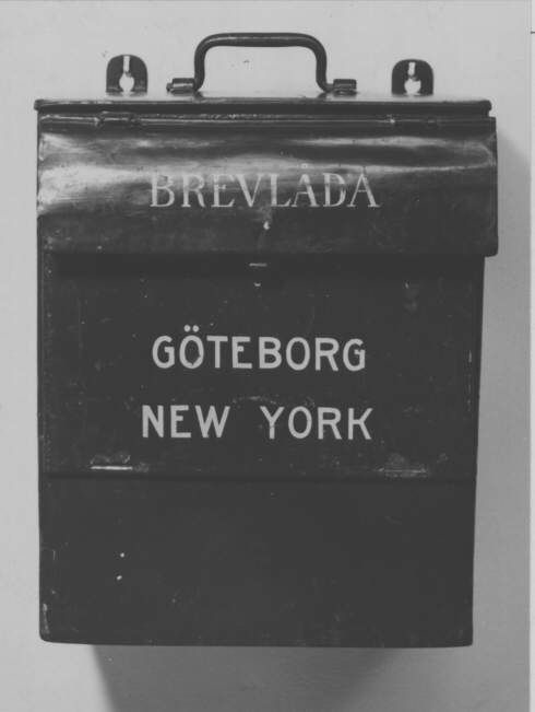 Brevlåda med fronttömning, klaff över brevinkastet på frontens överdel. Försedd med handtag i taket och inskriptionen BREVLÅDA på klaffen (antikva stil) och inskriptionen GÖTEBORG NEWYORK i två rader på tömningsluckan (grotesk stil). Använd ombord på atlantångaren Stockholm som trafikerade linjen Göteborg - New York 1915 - 1918, 1919 återupptogs trafiken åter. Stockholm ägdes av Rederi Svenska Amerika
Linjen.